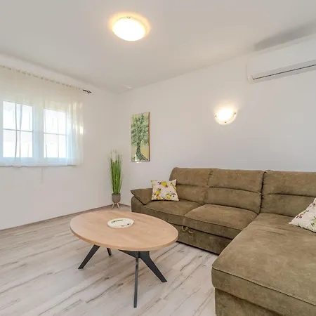 Holida Jurkin By Interhome * نين