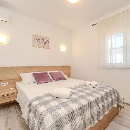 Holida Jurkin By Interhome بيت للعطل نين